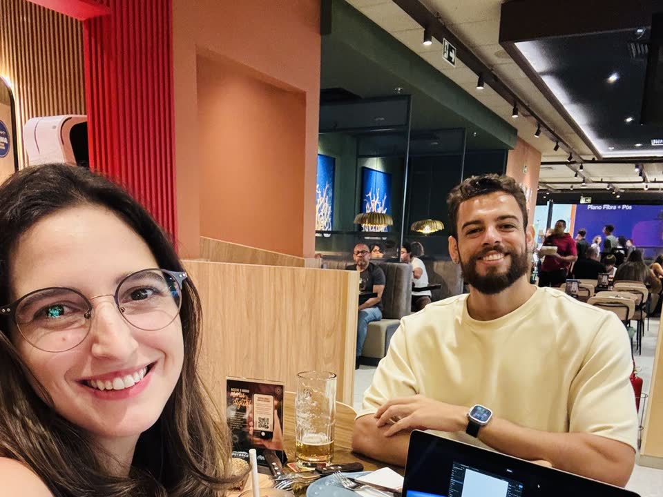 Thalia Lima e Douglas Sant'ana, da Agência THEDS, trabalhando